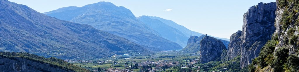 Blick vom Parete San Paolo ins Sarca Tal nach Arco