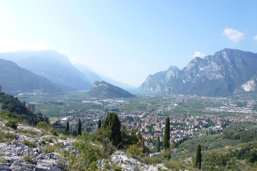 Blick von der Burg in Arco zum Gardasee