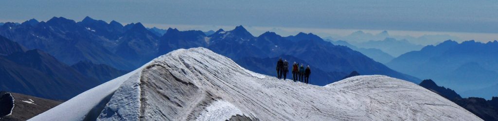 Blick vom Gipfel des Großvenediger zurück zum Gipfelgrat